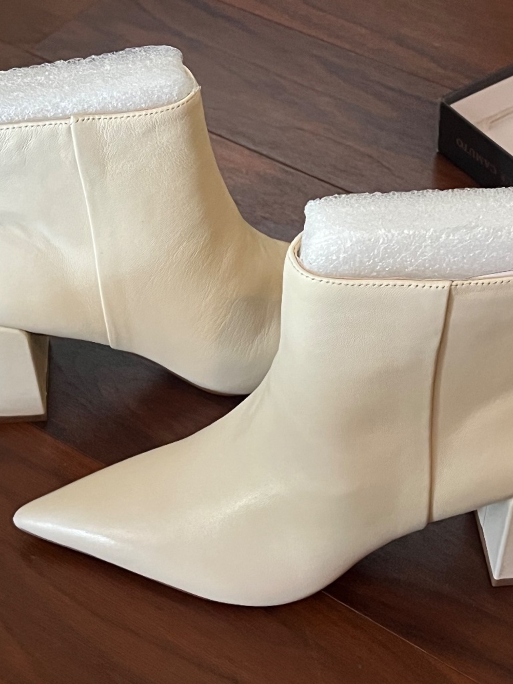 Vince Camuto cream leather ankle boots (SIZE 8) - Picture 4 of 8